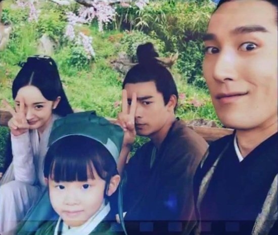 Bằng chứng chứng minh Dương Mịch là nữ hoàng "nghiện" selfie nhất Cbiz
