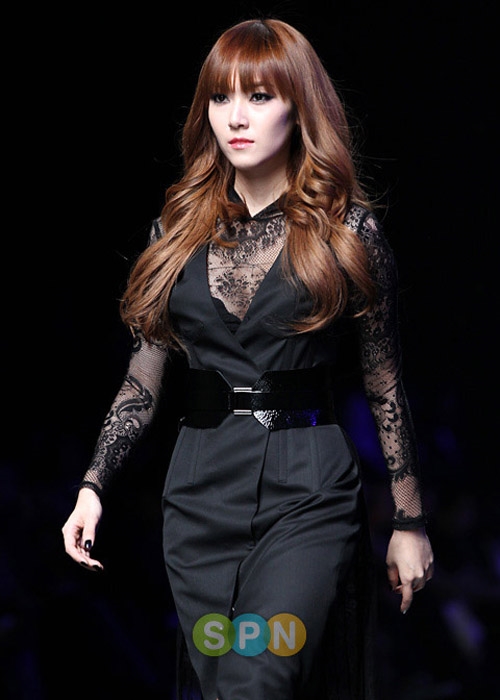 Khi thần tượng trổ tài catwalk, ai là người có khí chất người mẫu?