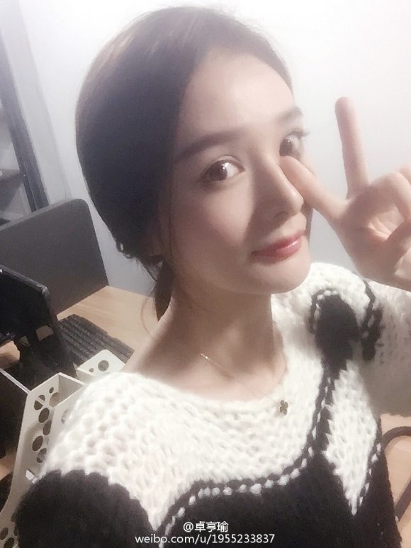 Bằng chứng chứng minh Dương Mịch là nữ hoàng "nghiện" selfie nhất Cbiz