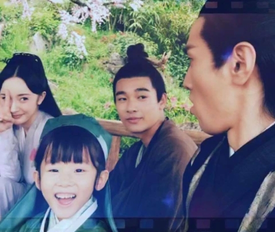 Bằng chứng chứng minh Dương Mịch là nữ hoàng "nghiện" selfie nhất Cbiz