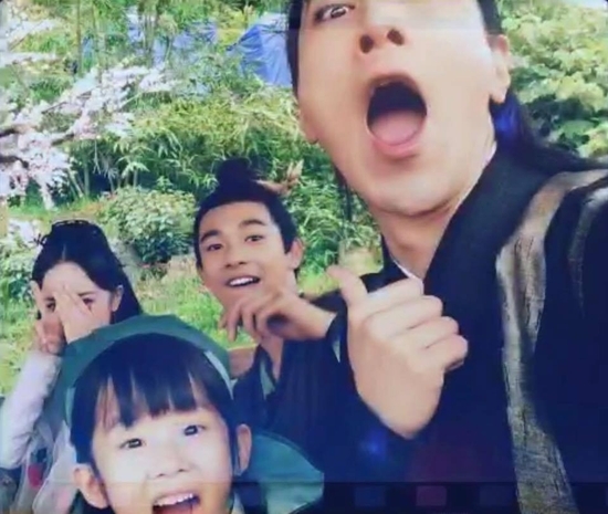 Bằng chứng chứng minh Dương Mịch là nữ hoàng "nghiện" selfie nhất Cbiz