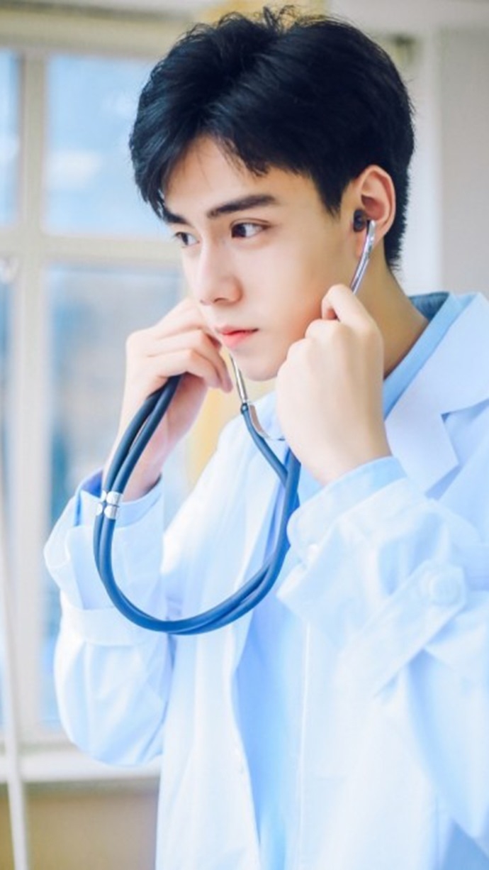 'Giang Thần' Hồ Nhất Thiên vừa xuất hiện đã gây bão vì quá điển trai