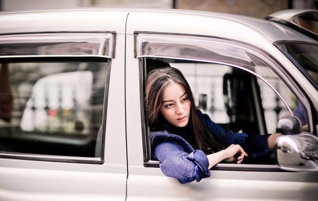 Khoảnh khắc bước xuống từ "xế xịn" của các ngôi sao Cbiz
