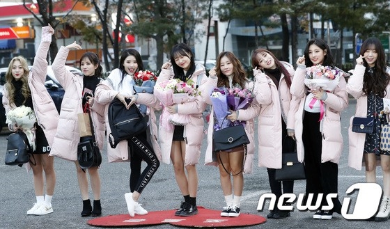 Dàn trai xinh gái đẹp Kpop đến KBS ghi hình cho Music Bank