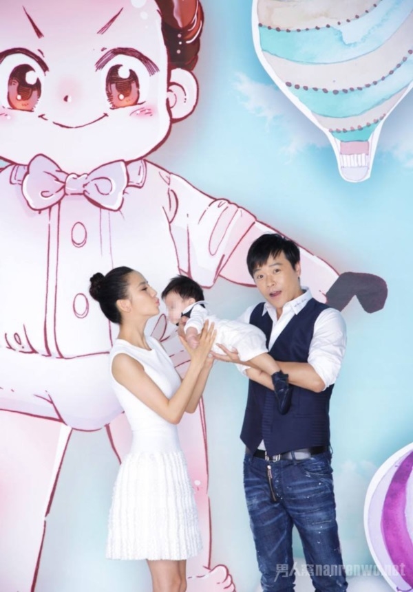 Đồng Lệ Á khiến fan xót xa khi vừa phải đóng phim vừa vất vả chăm con