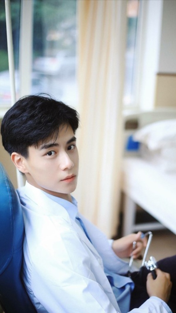'Giang Thần' Hồ Nhất Thiên vừa xuất hiện đã gây bão vì quá điển trai