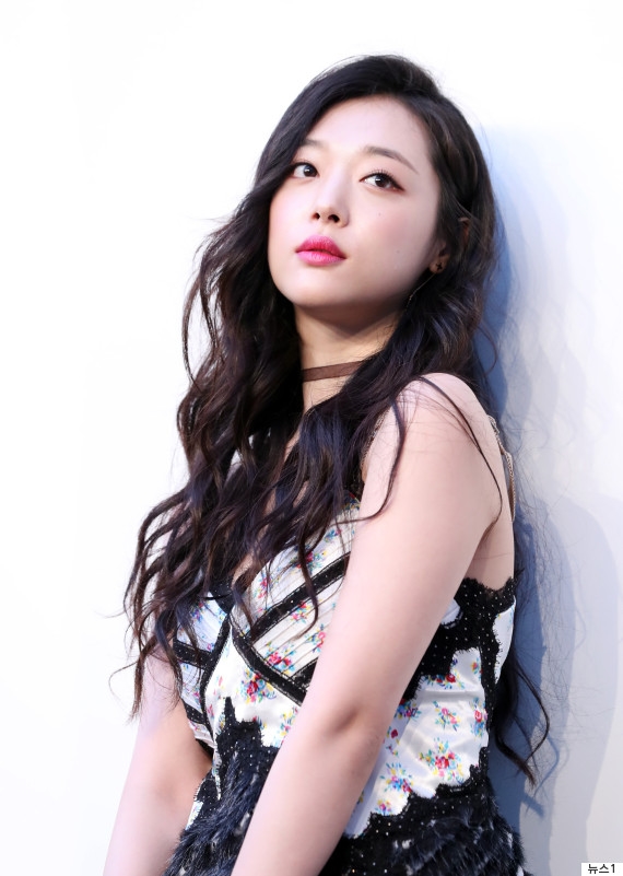 Sulli tiếp tục gia hạn hợp đồng quản lý với SM Entertainment