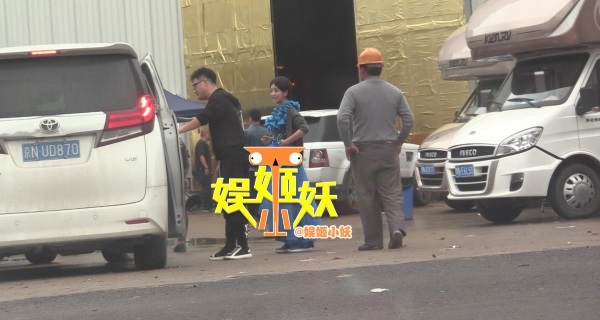 Đồng Lệ Á khiến fan xót xa khi vừa phải đóng phim vừa vất vả chăm con