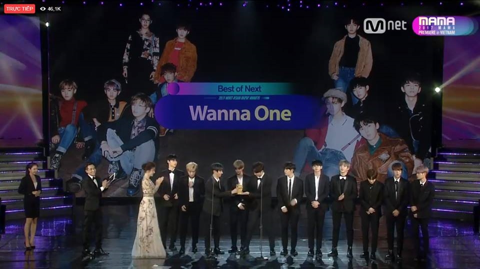 Wanna One, Seventeen và Samuel “đốt cháy” nhà hát Hòa Bình