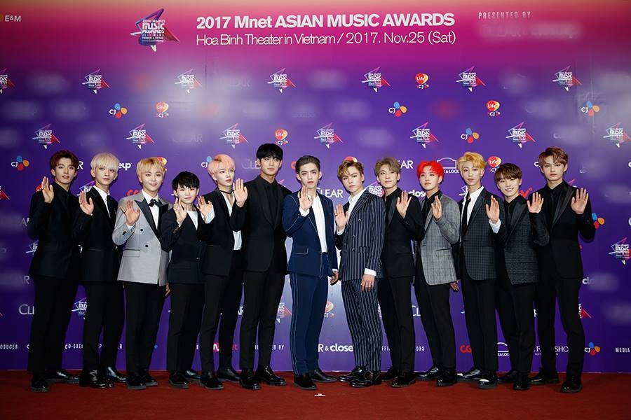 Thảm đỏ MAMA bùng nổ vẻ đẹp trai của Wanna One, Seventeen và Samuel