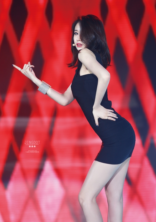 Nữ idol mặc váy ngắn