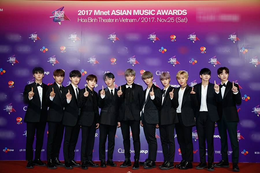 Thảm đỏ MAMA bùng nổ vẻ đẹp trai của Wanna One, Seventeen và Samuel