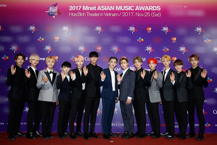 Thảm đỏ MAMA bùng nổ vẻ đẹp trai của Wanna One, Seventeen và Samuel