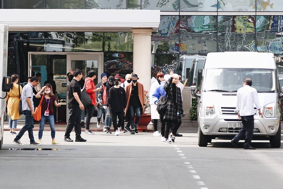 Seventeen, Samuel siêu điển trai, thân thiện với fan Việt tại sân bay