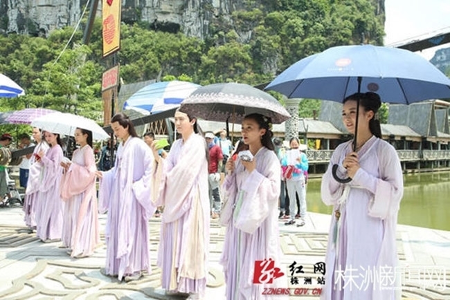 Nỗi khổ sâu kín khi quay phim “trái mùa” của diễn viên Hoa Ngữ