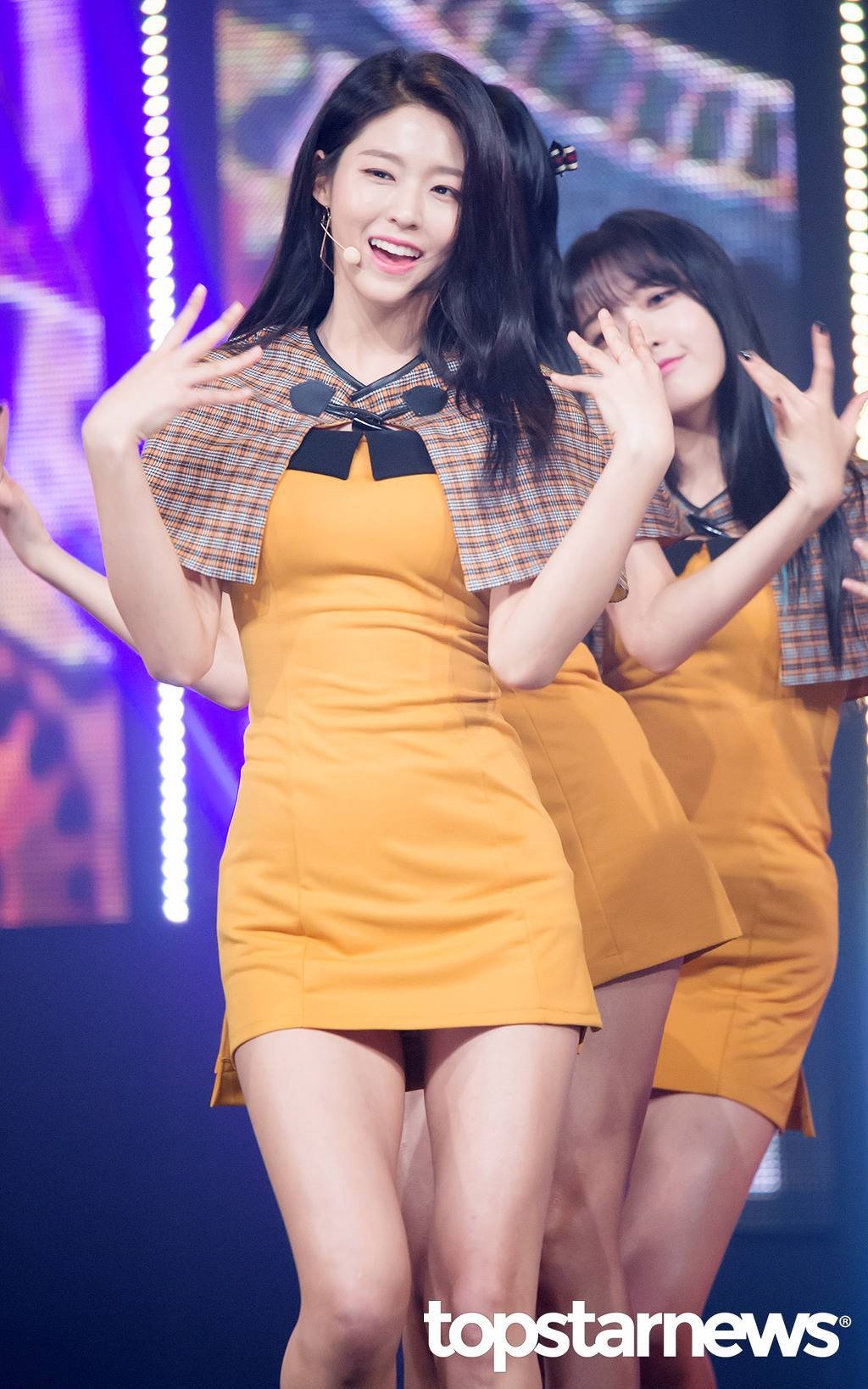 Nữ idol mặc váy ngắn