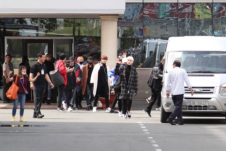 Seventeen, Samuel siêu điển trai, thân thiện với fan Việt tại sân bay
