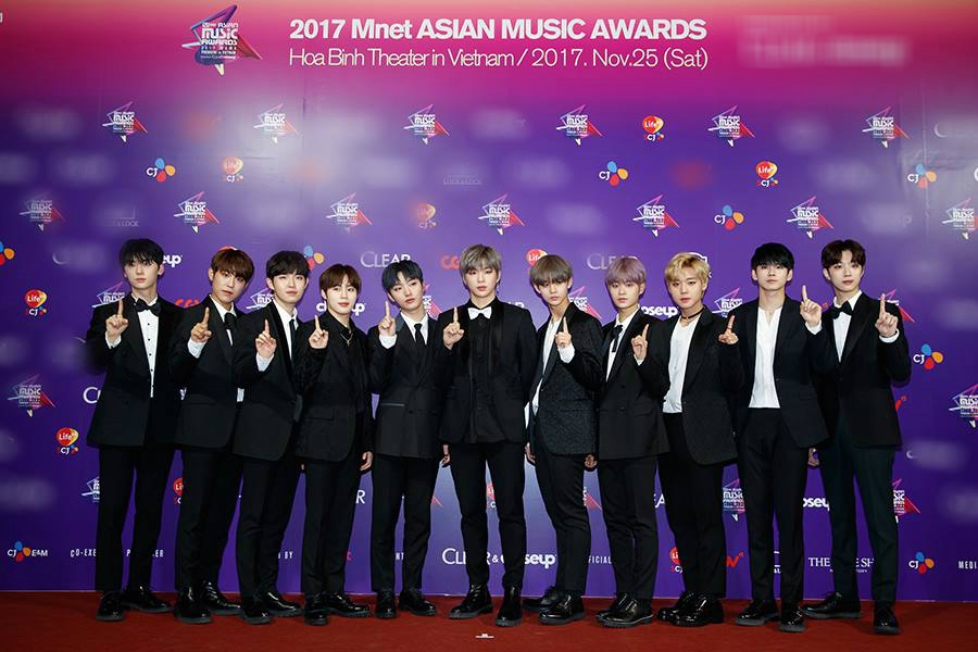 Thảm đỏ MAMA bùng nổ vẻ đẹp trai của Wanna One, Seventeen và Samuel