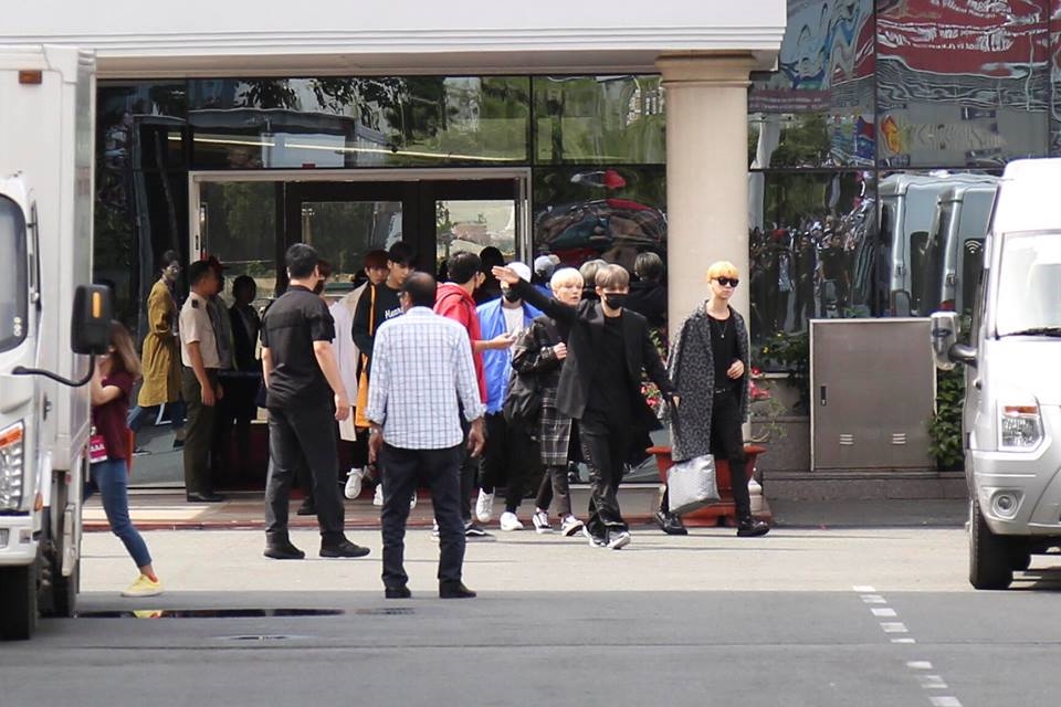 Seventeen, Samuel siêu điển trai, thân thiện với fan Việt tại sân bay