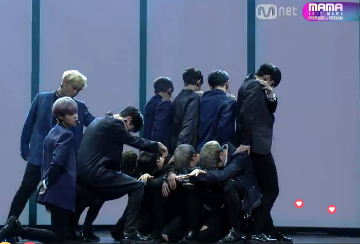 Wanna One, Seventeen và Samuel “đốt cháy” nhà hát Hòa Bình