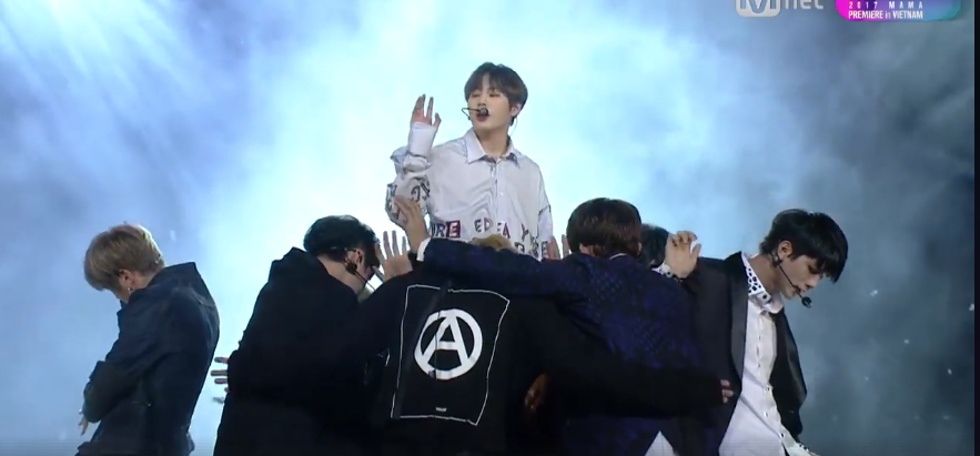 Wanna One, Seventeen và Samuel “đốt cháy” nhà hát Hòa Bình