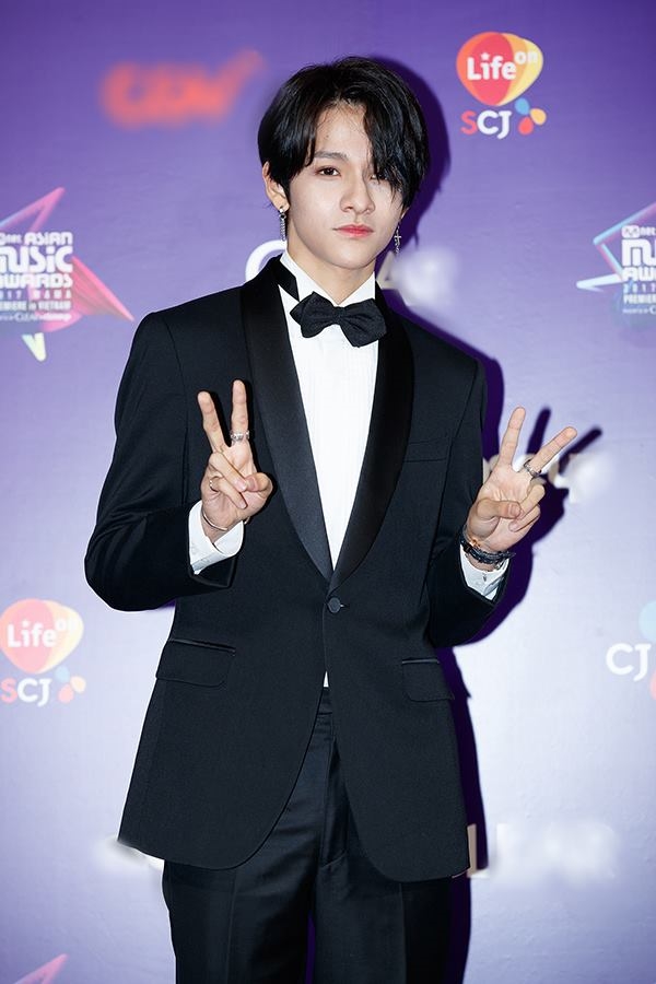 Thảm đỏ MAMA bùng nổ vẻ đẹp trai của Wanna One, Seventeen và Samuel