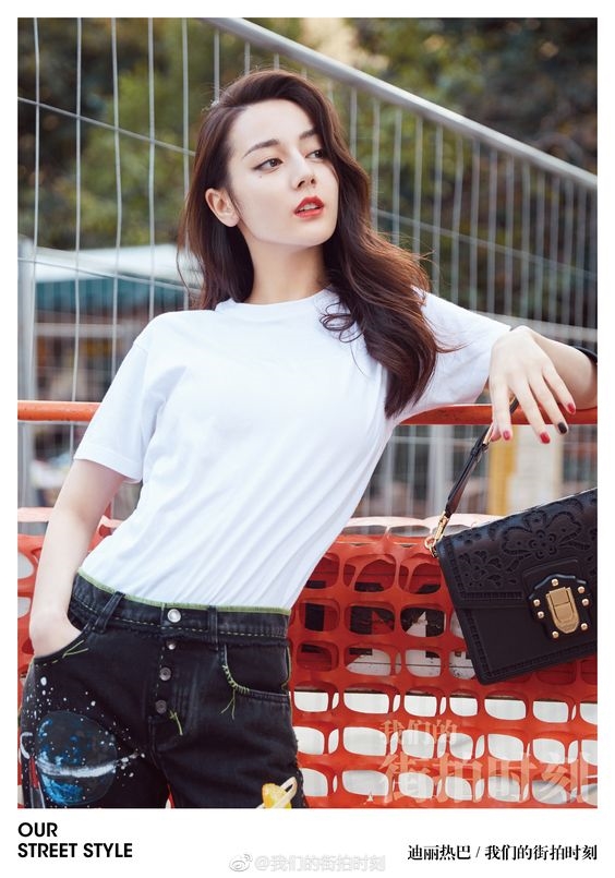 Địch Lệ Nhiệt Ba sánh bước cùng đàn chị dự sự kiện lớn mùa cuối năm