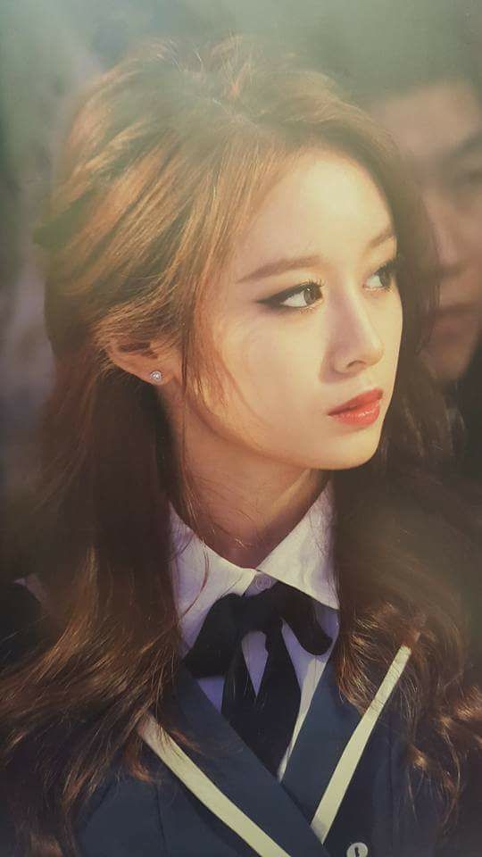 Ji Yeon và V là 2 ngôi sao được ca tụng góc nghiêng đẹp thần sầu