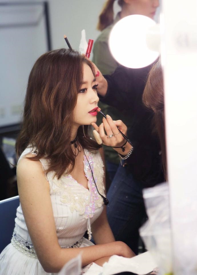 Ji Yeon và V là 2 ngôi sao được ca tụng góc nghiêng đẹp thần sầu