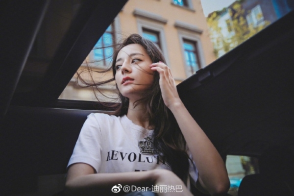 Địch Lệ Nhiệt Ba lại bị cảnh sát 'tuýt còi' khi khoe ảnh mới