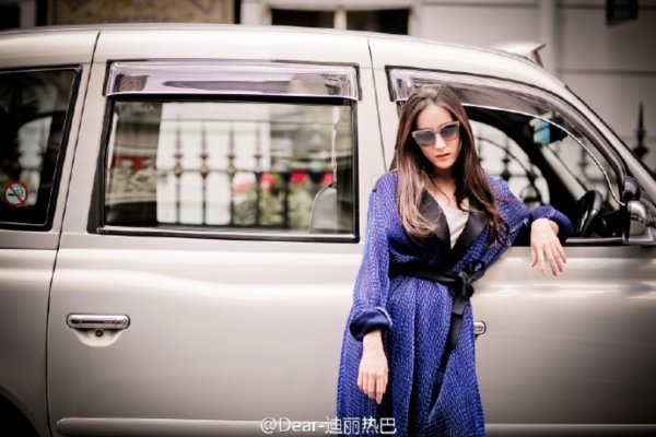 Địch Lệ Nhiệt Ba lại bị cảnh sát 'tuýt còi' khi khoe ảnh mới