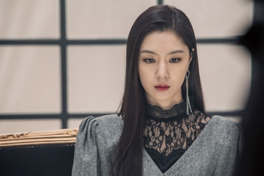Black Knight tung poster, Shin Se Kyung lại đơ và vô hồn như cũ