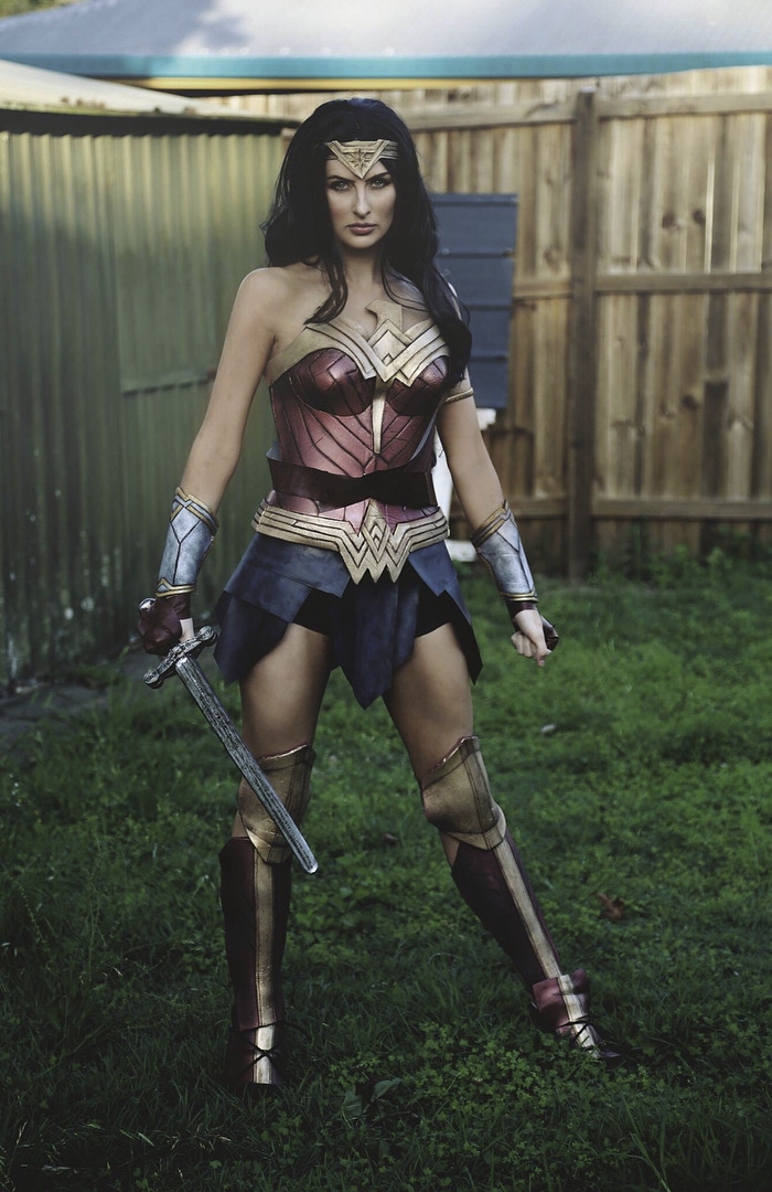 Cô gái hot nhất MXH nhờ cosplay Wonder Woman bằng thứ này