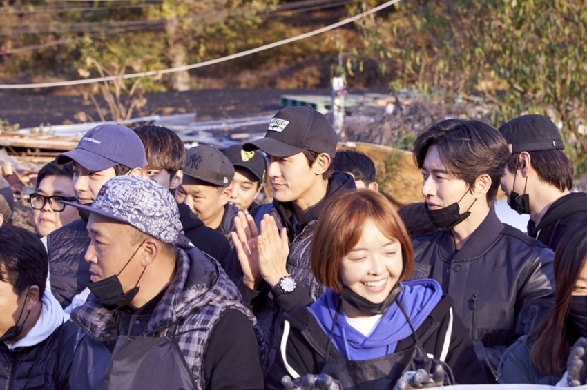 Múa đông đến, Park Hae Jin tới vùng quê nghèo phát than từ thiện