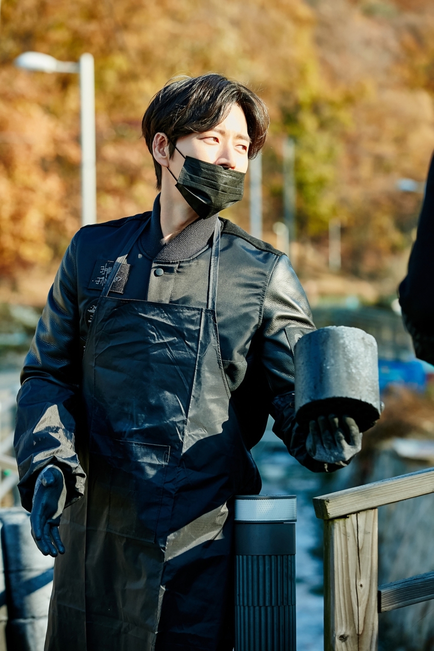 Múa đông đến, Park Hae Jin tới vùng quê nghèo phát than từ thiện