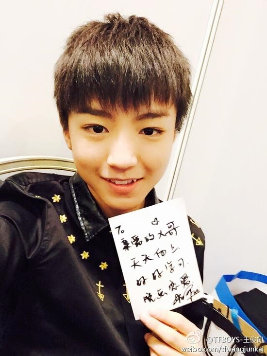 Sau 3 năm làm fan bự rốt cuộc Vương Tuấn Khải cũng được ngồi cùng idol