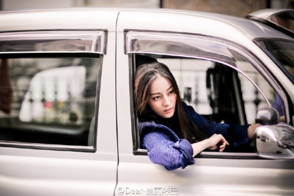 Địch Lệ Nhiệt Ba lại bị cảnh sát 'tuýt còi' khi khoe ảnh mới
