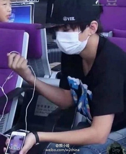 Sau 3 năm làm fan bự rốt cuộc Vương Tuấn Khải cũng được ngồi cùng idol