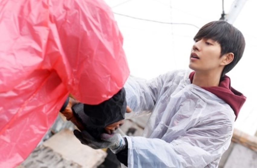 Múa đông đến, Park Hae Jin tới vùng quê nghèo phát than từ thiện