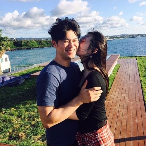 Những cặp đôi yêu gây sốc showbiz Hàn khi tuyên bố hẹn hò
