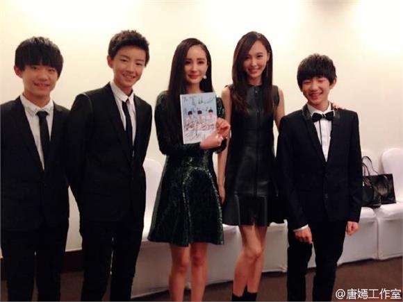Sau 3 năm làm fan bự rốt cuộc Vương Tuấn Khải cũng được ngồi cùng idol