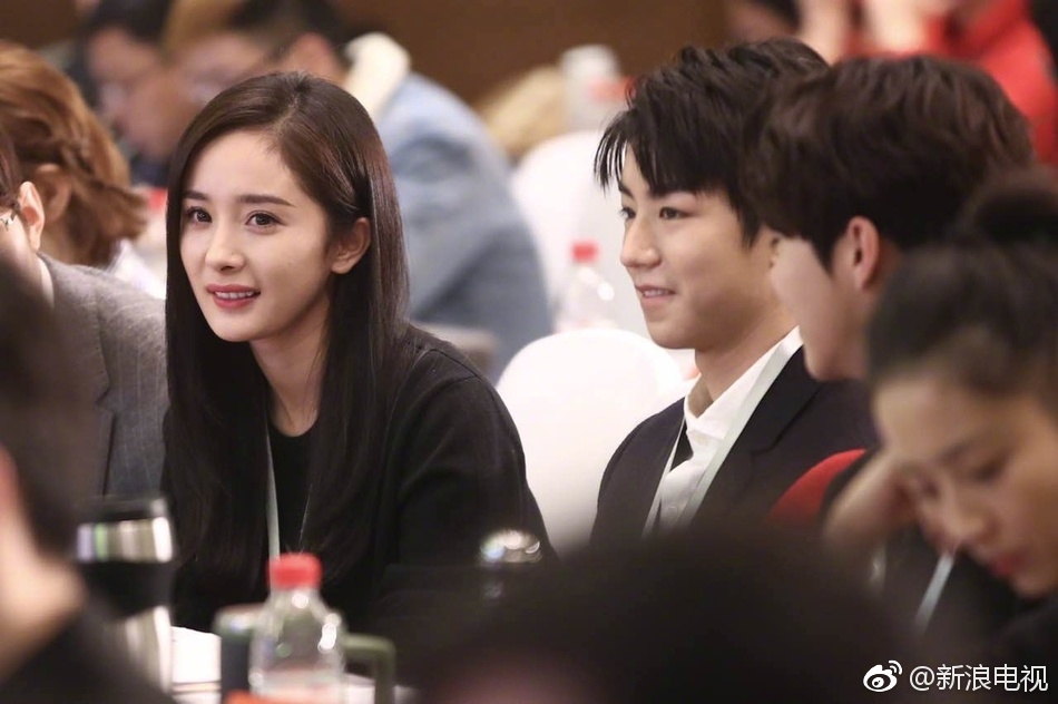 Sau 3 năm làm fan bự rốt cuộc Vương Tuấn Khải cũng được ngồi cùng idol