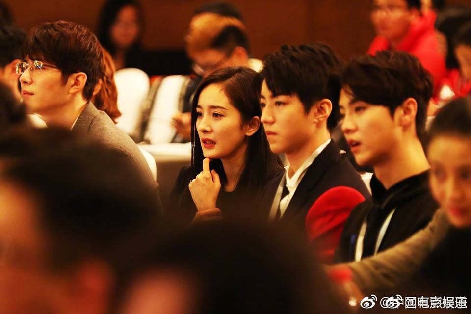 Sau 3 năm làm fan bự rốt cuộc Vương Tuấn Khải cũng được ngồi cùng idol
