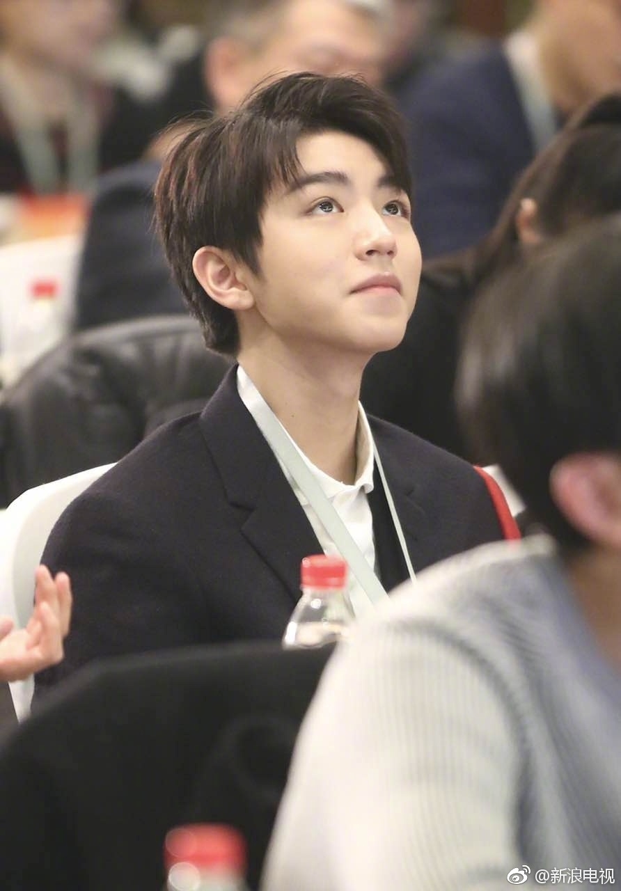 Sau 3 năm làm fan bự rốt cuộc Vương Tuấn Khải cũng được ngồi cùng idol