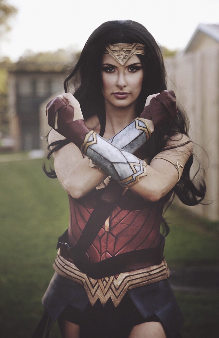 Cô gái hot nhất MXH nhờ cosplay Wonder Woman bằng thứ này