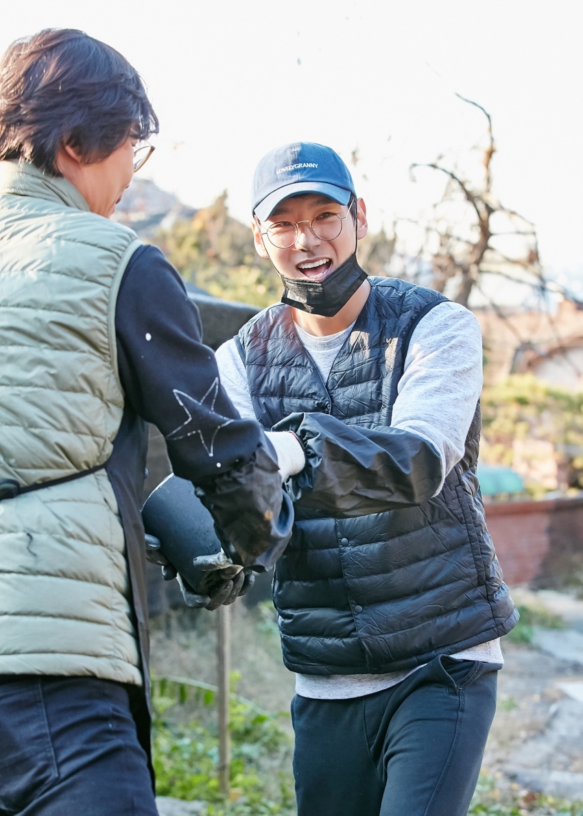 Múa đông đến, Park Hae Jin tới vùng quê nghèo phát than từ thiện