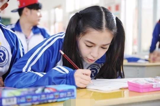 Khi mỹ nhân Cbiz học bài: người thơ mộng tựa tranh, người như con nít