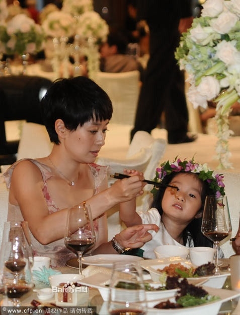 Con gái Mã Y Lợi - Văn Chương gây bão vì quá xinh đẹp và tài năng