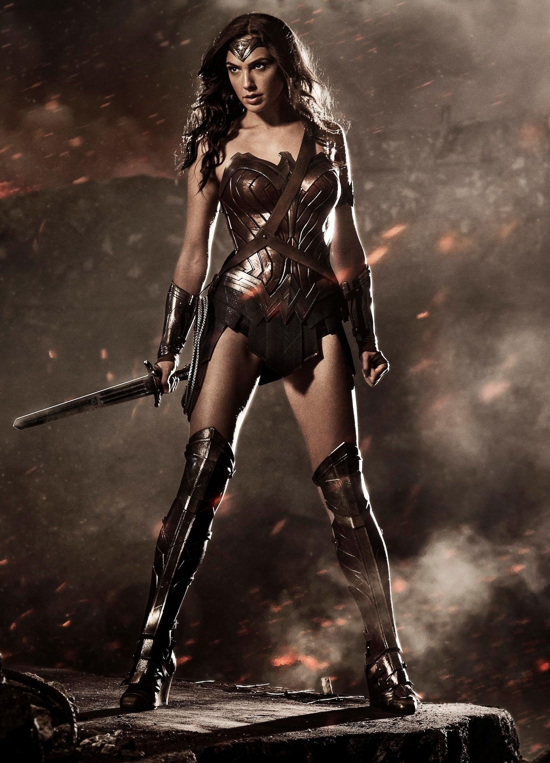Cô gái hot nhất MXH nhờ cosplay Wonder Woman bằng thứ này