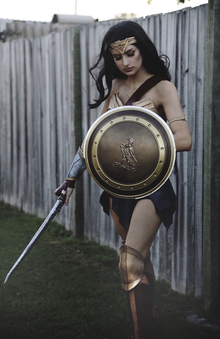 Cô gái hot nhất MXH nhờ cosplay Wonder Woman bằng thứ này